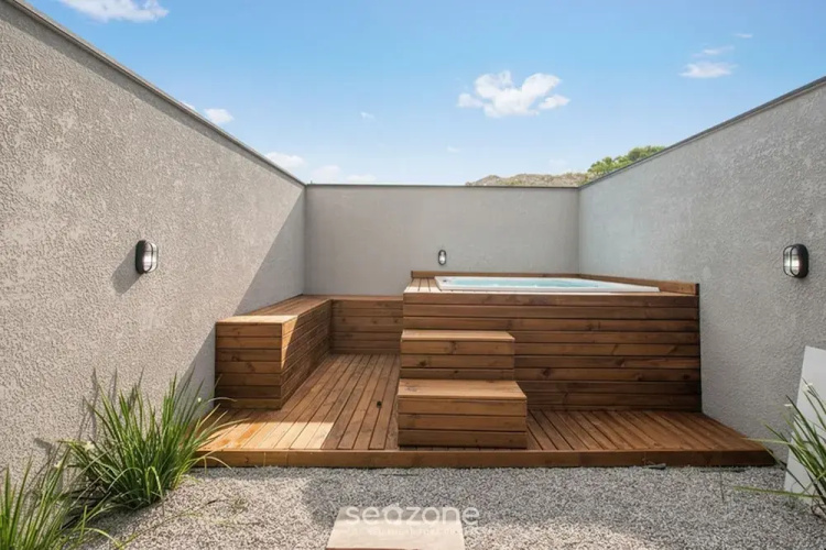 House w/ BBQ and Jacuzzi Adr0002
