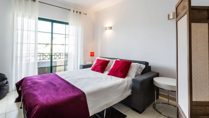 Central Albufeira 2-B Apt, Sleeps 6, Pool, Parking
