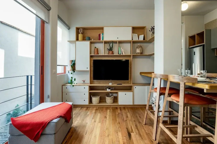 Hip, Tech Top Floor Apt, w/ Private Terrace