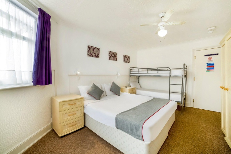 Standard Triple room
