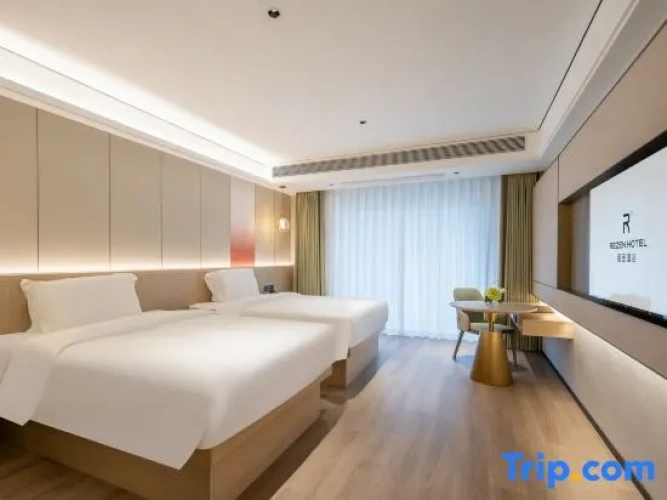 Deluxe Twin room with balcony