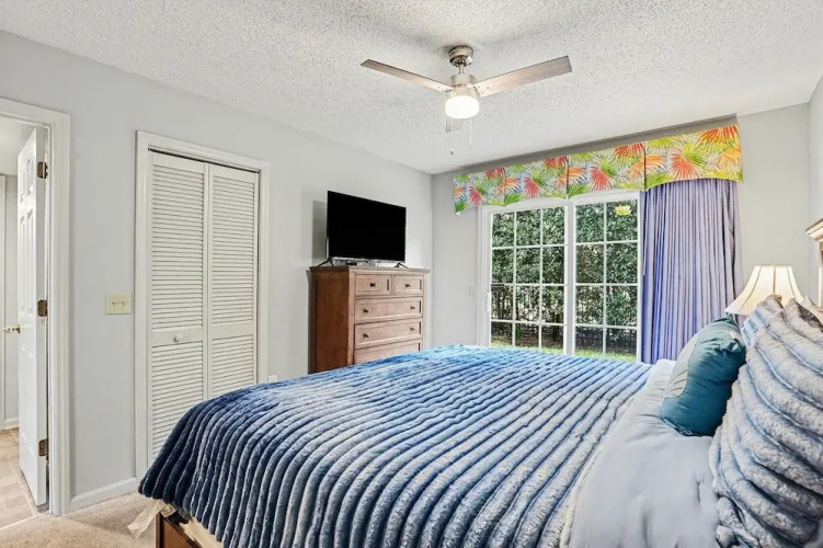 6F Cumberland - split level, 2 bedroom villa, full access!! 2 Condo