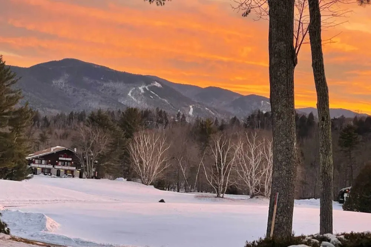Glen Condo w/ Mountain Views: Walk to Story Land