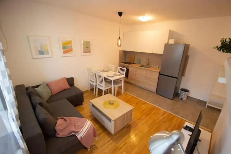 White Fields-Central 2-bdrm apartment with parking