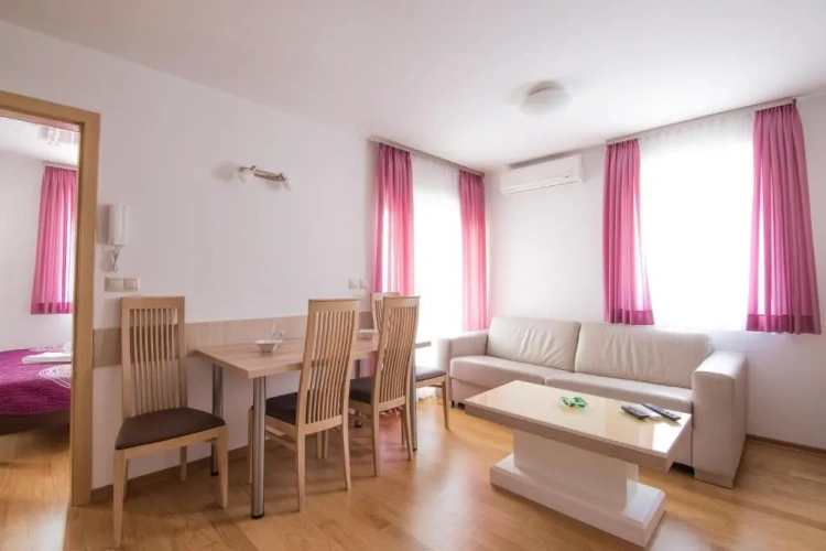 2 Bedrooms Apartment with balcony and with sea view