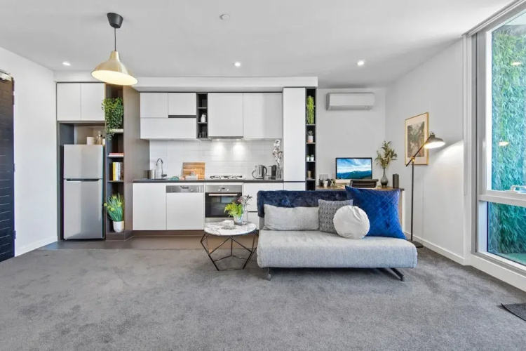 Chic 1-bed With Balcony Views and Amenities