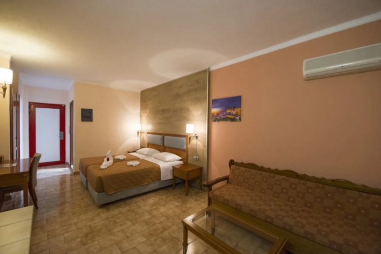 Sandy's Studios Apartments & Log Villas
