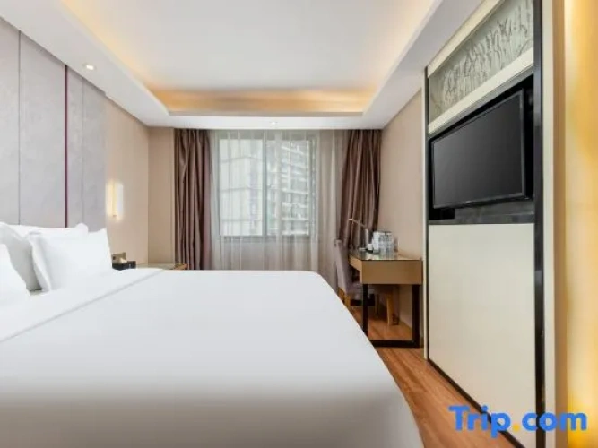 Deluxe Double Suite with street view