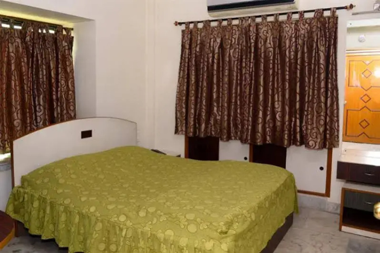 OYO 43924 Harry Guest House