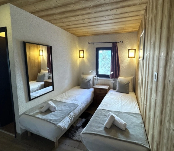 Standard Quadruple Family room with balcony and with mountain view