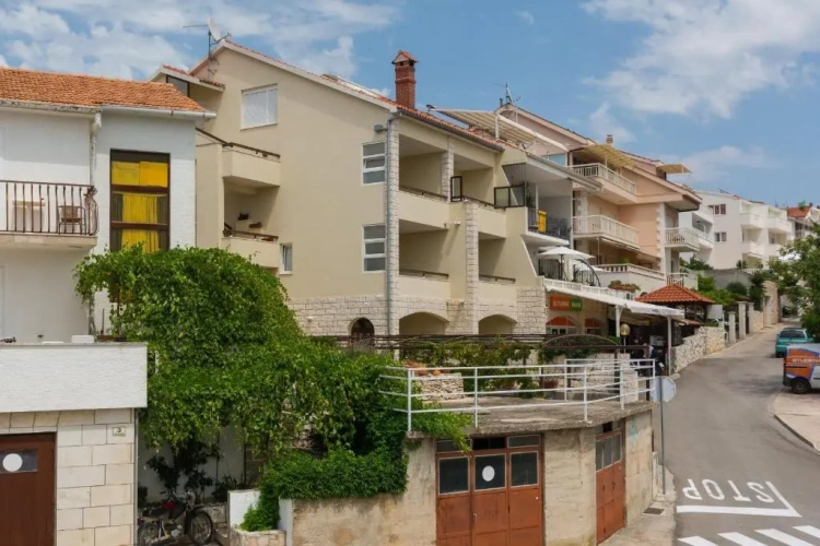 1 Bedroom Apartment with balcony and with park view