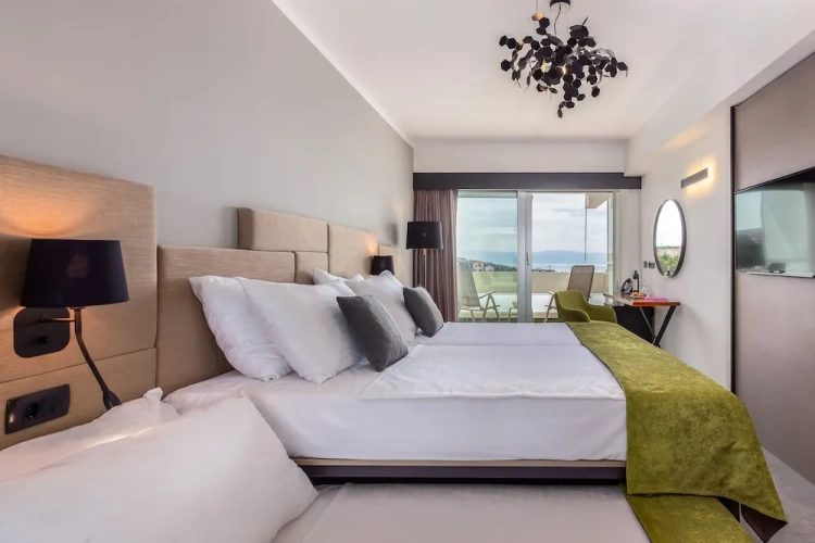 Superior Twin room with balcony and with partial sea view