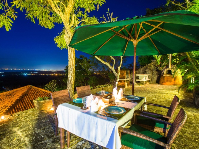 2 Bedrooms Villa