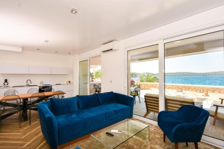 4 Bedrooms Villa beachfront