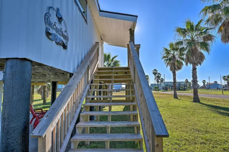< 1 Mi to Surfside Beach: Open-concept Cottage