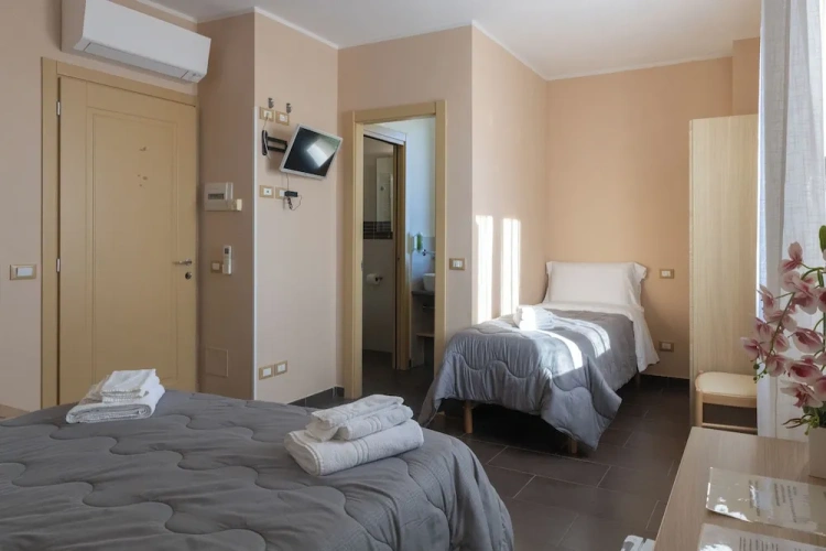 Standard Triple room with sea view