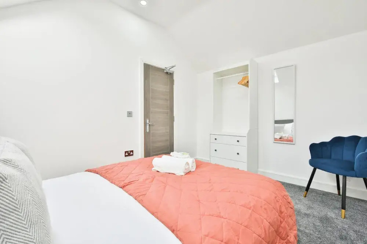Modern 2 Bed House - Sleeps 4