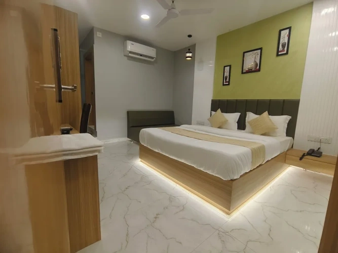 Deluxe Double room with city view