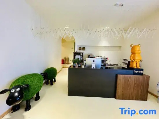 Mountain Pool and Cloud Realm Homestay Hotel