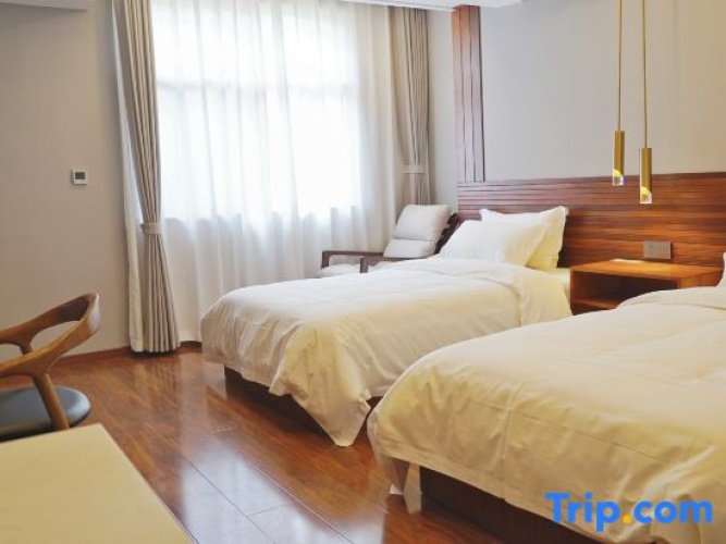 Standard Twin room with garden view