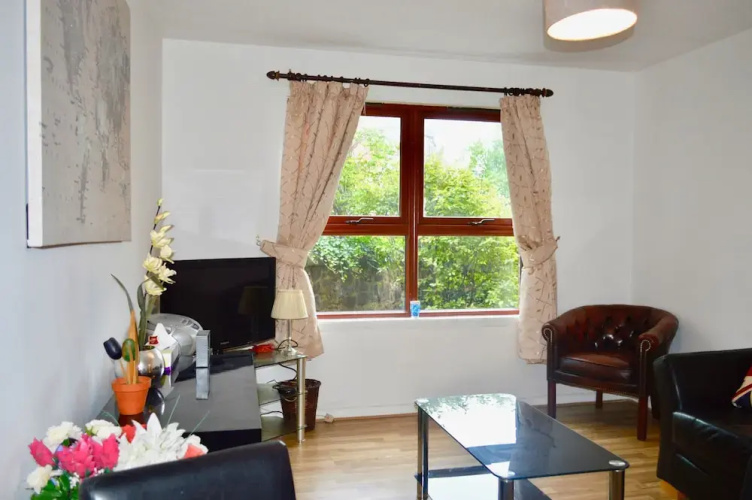 Spacious 2 Bedroom Ground Floor Flat in Leith
