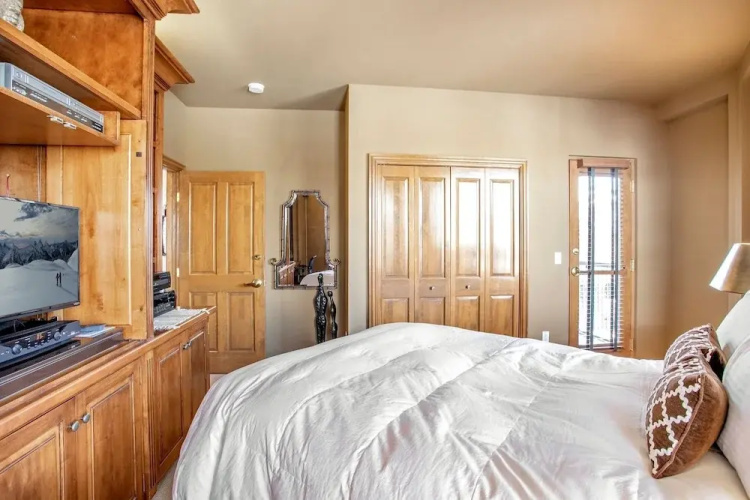330 Chapel Square 3 Bedroom Condo by RedAwning