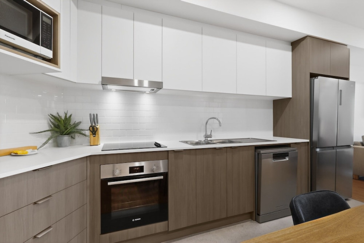 Bright Newly 2 Bed Apartment With Balcony Views