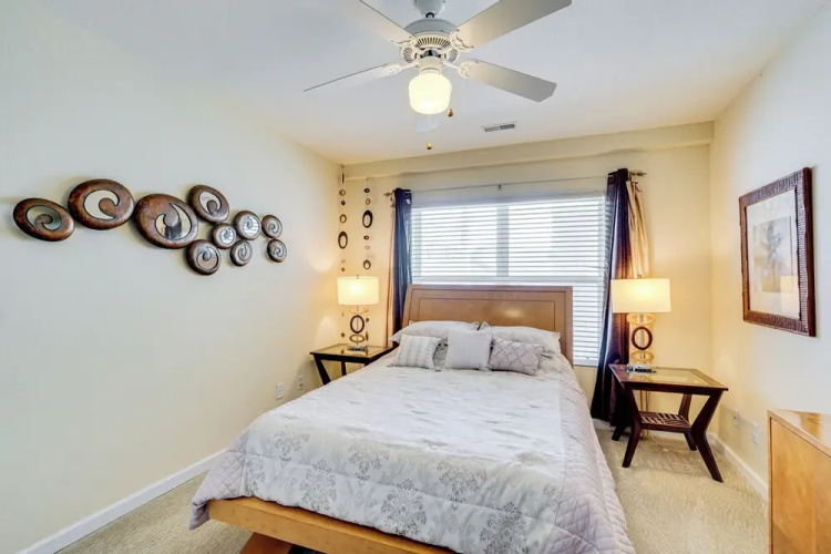 5th-floor Lakefront Condo: Elevator + Pool Access!