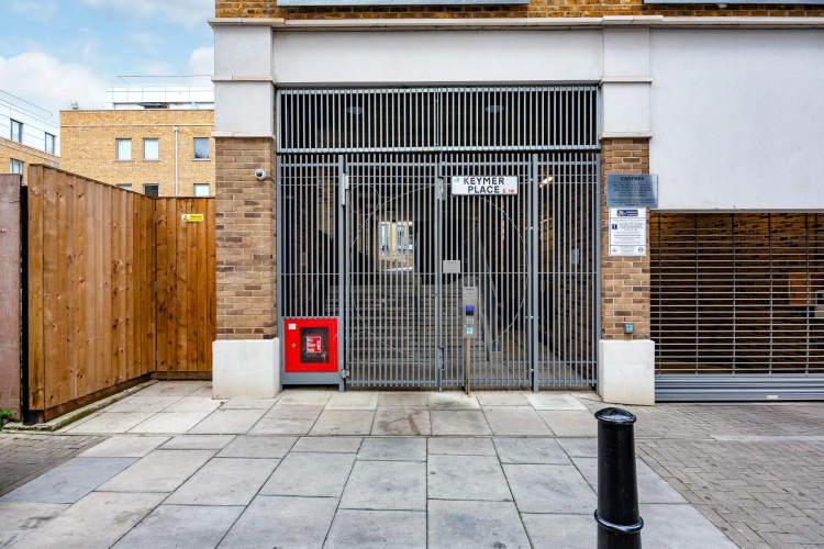 Comfy Two Bedroom One Bath Apartment in Limehouse