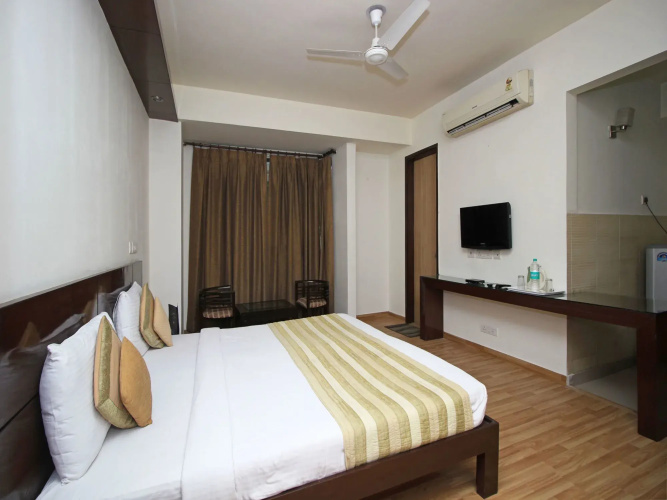 Merriment Hotel Sec 31 by OYO