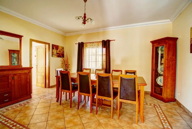 5 Bedrooms Villa