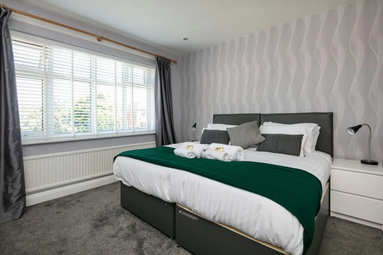 4 Bedrooms Apartment