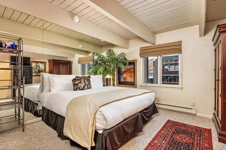 Chateau Dumont Unit 11