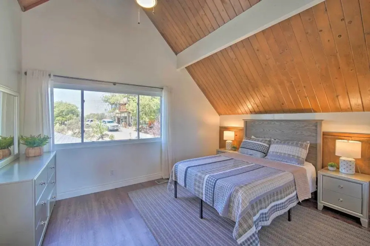 Stunning Lake Arrowhead Home: Decks & Hot Tub