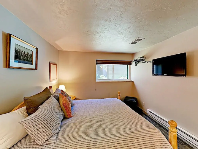 4BR 4BA Rustic Mountain Condo Park City by RedAwning