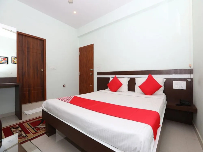 OYO 15725 Golden Residency