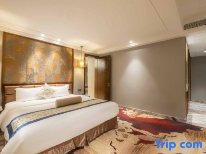 Luxury Double Suite with city view