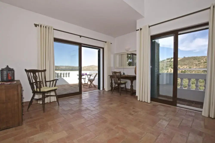 Villa Eiras Altas by Portucasa