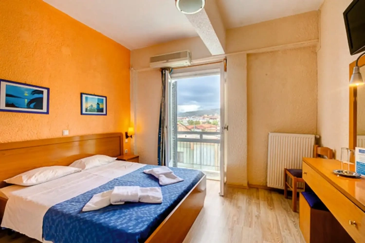 Standard Double room with partial sea view