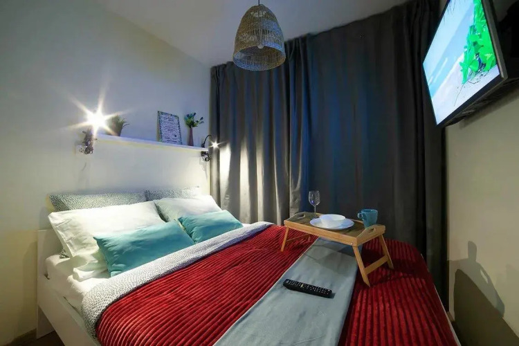 Фотография номера квартиры Диван и чемодан на улице Сибиряков-Гвардейцев