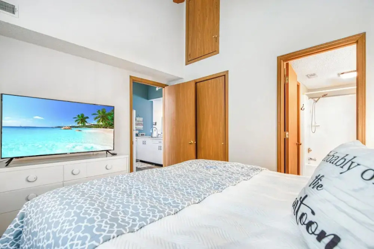 Poolside Condo With Amazing Lake Views & Design