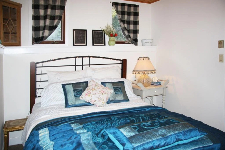 2 Moon Cottage Bed & Breakfast
