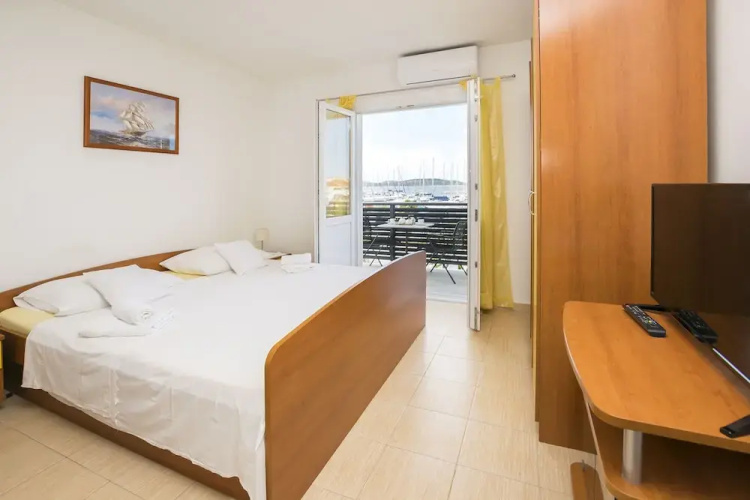 Apartments and Rooms Mare