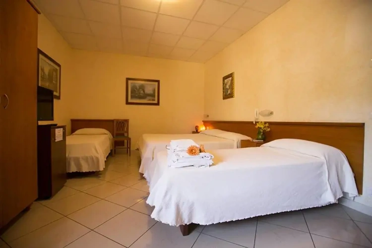 Standard Triple room