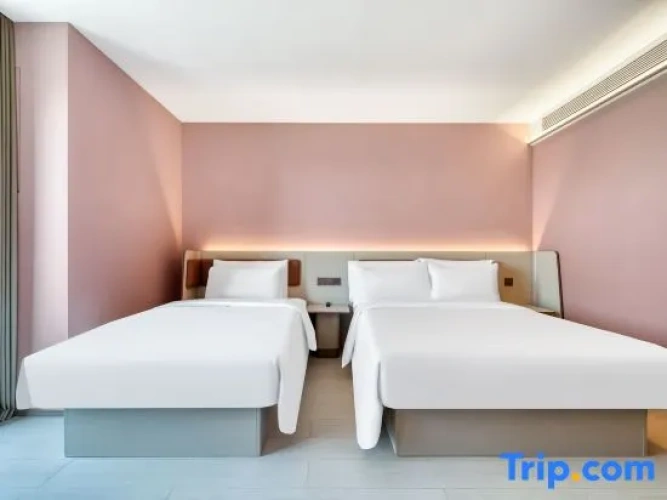 Standard Twin room with view