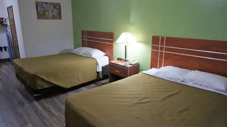 Econo Lodge & Suites