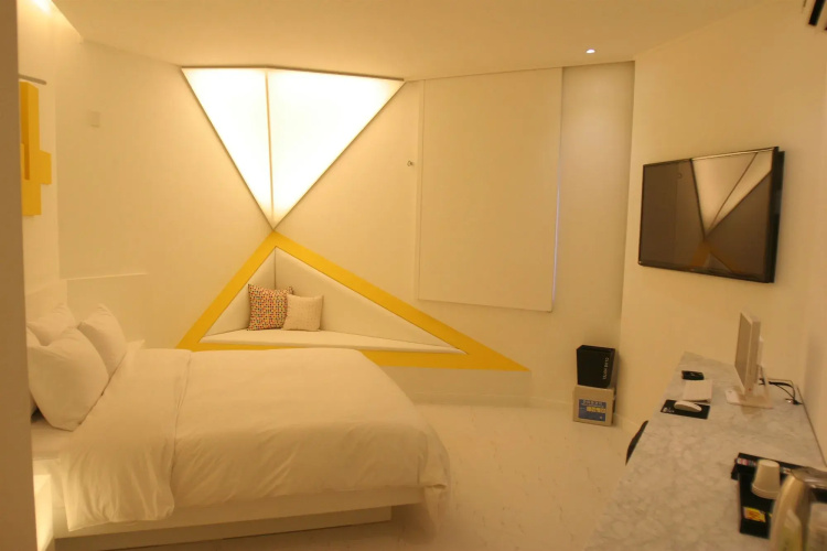 Club Hotel