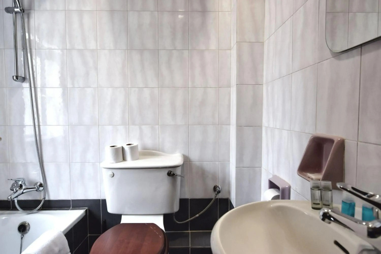 2 bedroom, central and spacious with sea view