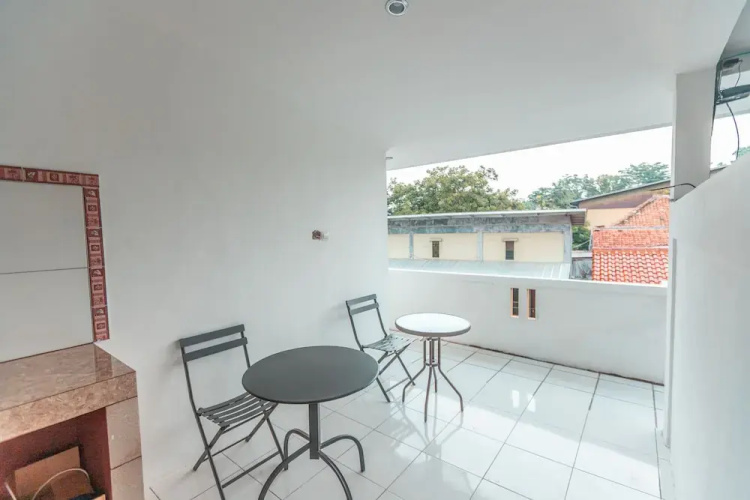 Oyo 2229 Dolfie Residence