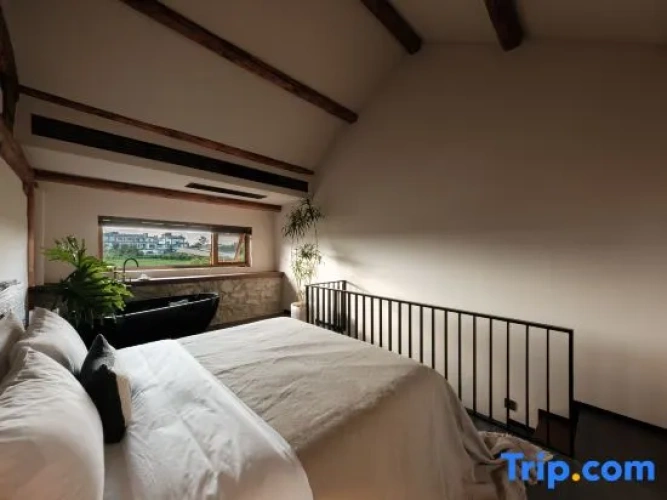 1 Bedroom Double Suite with courtyard view
